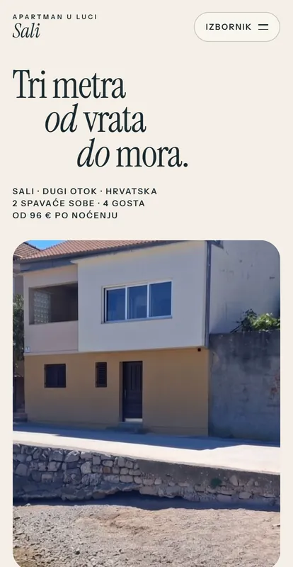 Naslovni ekran stranice Apartman u luci Sali na mobitelu: „Tri metra od vrata do mora”, mjesto, broj gostiju i cijena od 96 € po noćenju.
