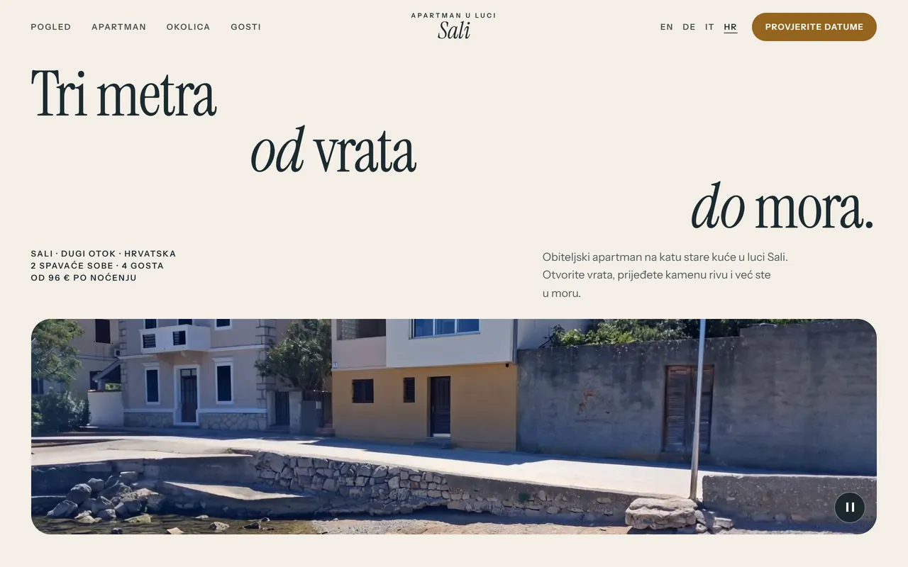 Početni zaslon stranice Apartman u luci Sali: naslov „Tri metra od vrata do mora” i kuća na rivi.