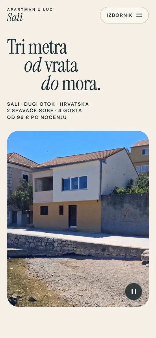 Stranica Apartmana u luci Sali na mobitelu: naslov „Tri metra od vrata do mora” i fotografija kuće na rivi.